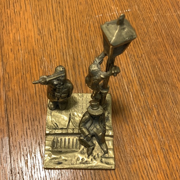 Vintage solid brass British street corner scene signed NVB, Peg Design Pend 7” - Picture 5 of 7